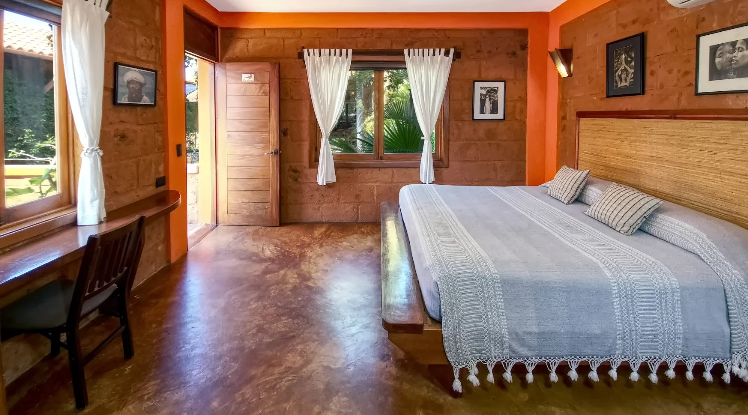 Double Room with queen-size bed and mountain view