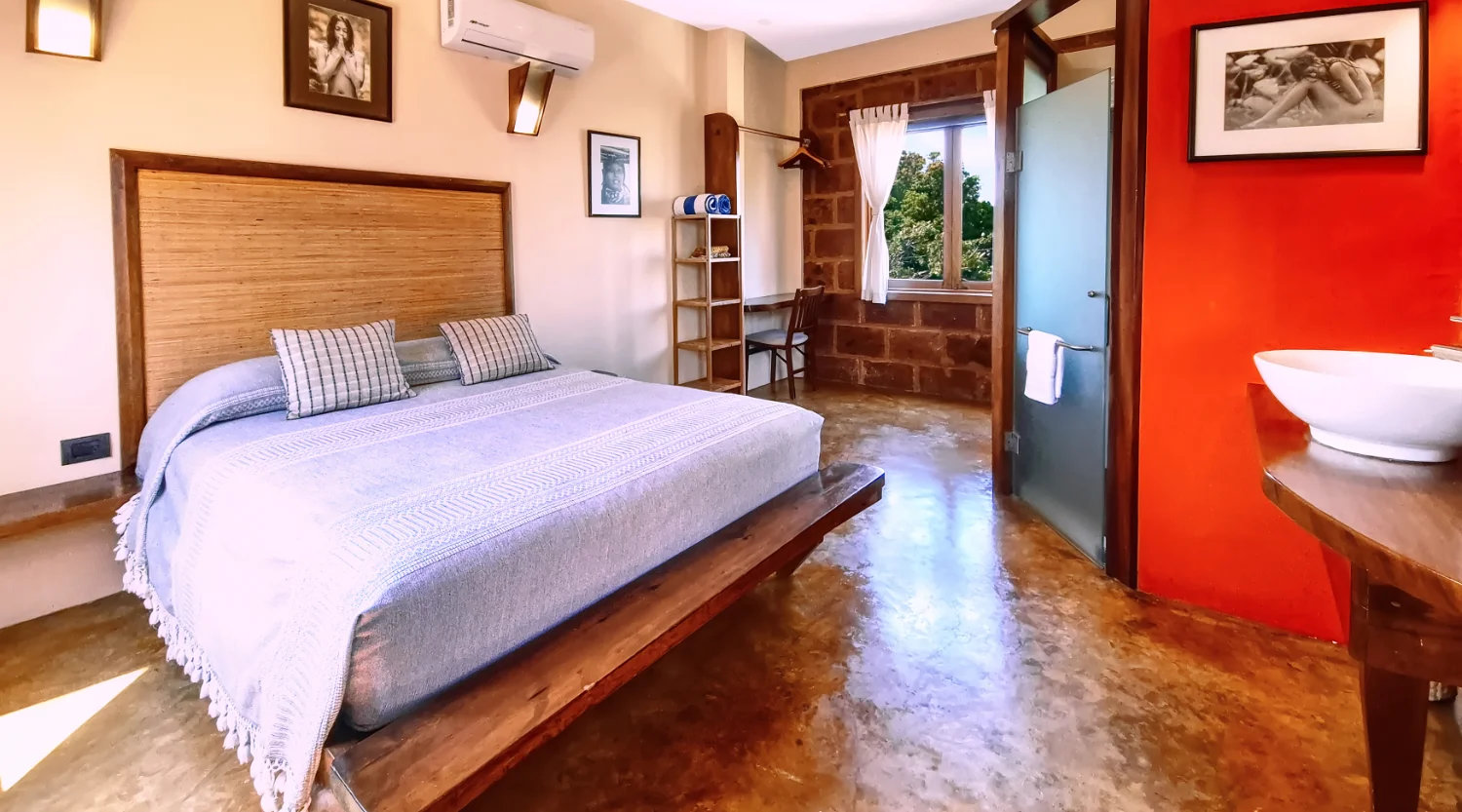 Double Room with king-size bed and mountain view