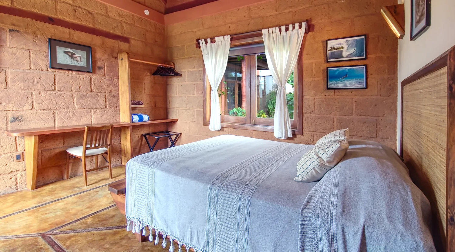Double Room with queen-size bed and mountain view